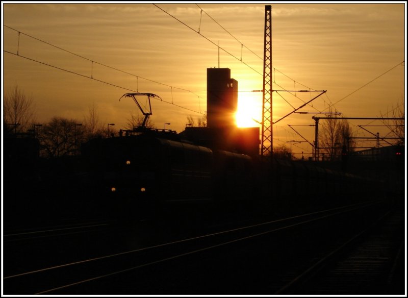 Zwei Loks der Baureihe 151 ziehen zusammen einen Erzbomber zum Hamburger Hafen. Aufgenommen habe ich das Bild am Morgen des 05.02.08 in Hamburg-Unterelbe.