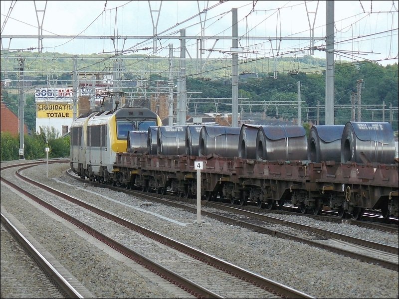 Zwei Loks der BR 13 ziehen einen Gterzug durch den Bahnhof von Namur am 28.06.08. (Hans)