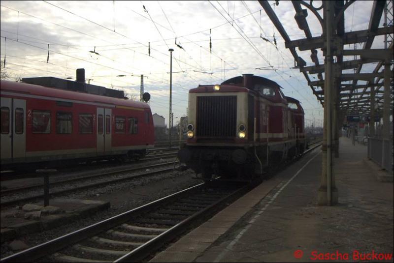 Zwei Loks der BR 212 der EVB durchfahren Stendal im Frhjahr 2003 in Richtung Magdeburg.