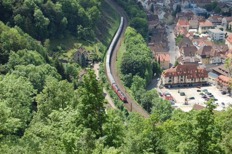 Zwei Loks der BR 218.4 rollen am 27.5.2009 mit dem IC 2012 die Geislinger Steige hinunter und haben es gleich hinter sich.