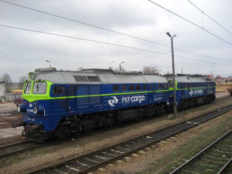 Zwei Loks von der PKP Cargo (ST44-1212,ST44-1209) nach der Arbeit am 10.04.2009 in Sok�łka. Das Bild habe ich gemacht , wann wir mit unserer Lok M62-1769 neben gefahren sind.