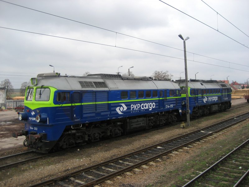 Zwei Loks von der PKP Cargo (ST44-1212,ST44-1209) nach der Arbeit am 10.04.2009 in Sokłka. Das Bild habe ich gemacht , wann wir mit unserer Lok M62-1769 neben gefahren sind.