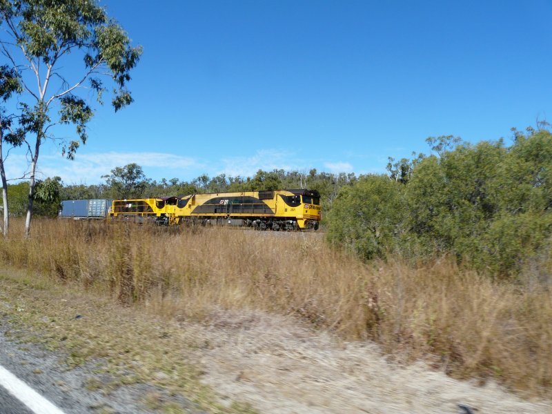 Zwei Loks der Queensland Rail ziehen einen Containerzug in Richtung Cairns.