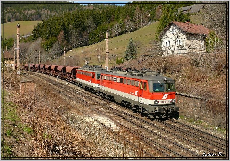 Zwei Loks der Reihe 1142 fahren mit einem leeren Kohlezug ber den Semmering.
Breitenstein 30.03.2008
