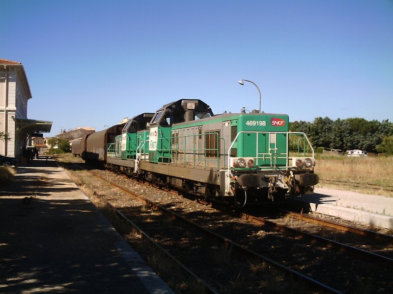 Zwei Loks der Reihe 469000 mit vier (!) Wagen im Bahnhof von Aigues- Mortes
