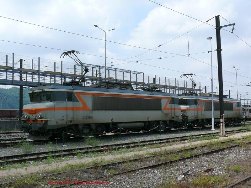 Zwei Loks der Reihe BB7200, die BB7365+BB7364 stehen hier bereit fr neue Einstze. 
Hinter den Loks eine Arbeitsbhne, um auch am Dachbereich der Loks arbeiten zu knnen.


08.06.2007 Ambrieu Dpot