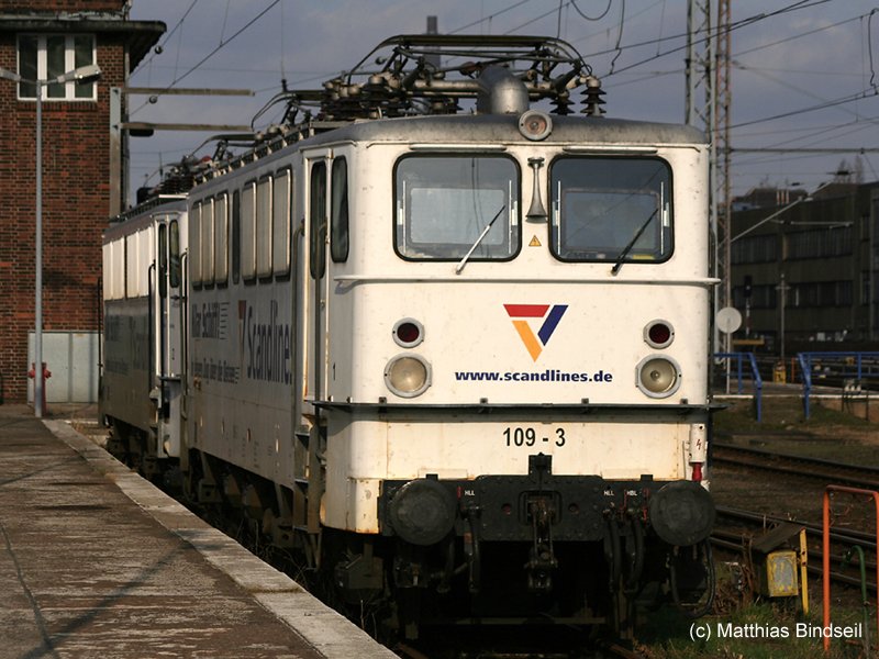 Zwei Loks der Scandlines Deutschland GmbH warten im Bahnhof Berlin-Lichtenberg auf neue Aufgaben.
Man beachte die unterschiedlichen Lftergitter-Varianten der beiden Loks. (14.03.2007)