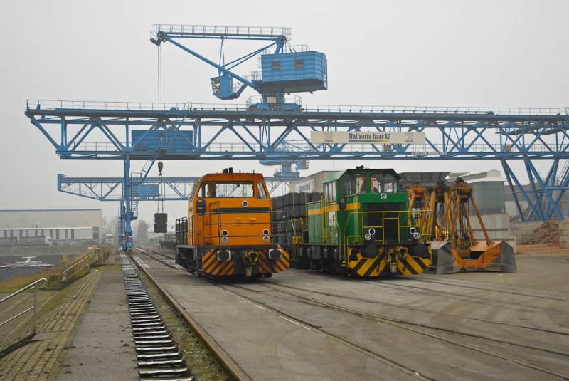 Zwei Loks der Stadtwerke Essen rangiern im Hafen. 20.12.2007