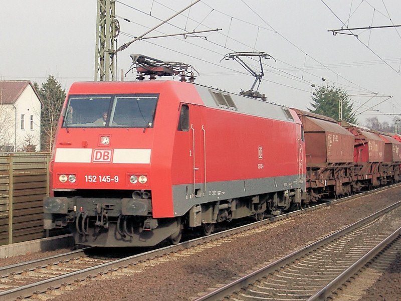Zwei Loks zum Preis von einer? :-) 152 145 mit einem Ganzzug Richtung Bebra / Fulda durchfhrt den Bahnhof Hnebach.