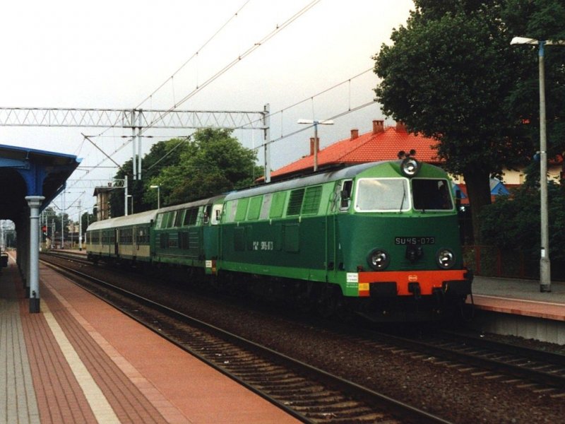 Zwei Loks, zwei Wagens. SU45-073 und SU45-202 mit RB 5984 Rzepin-Frankfurt am Oder auf Bahnhof Rzepin am 19-7-2005. Bild und scan: Date Jan de Vries. 
