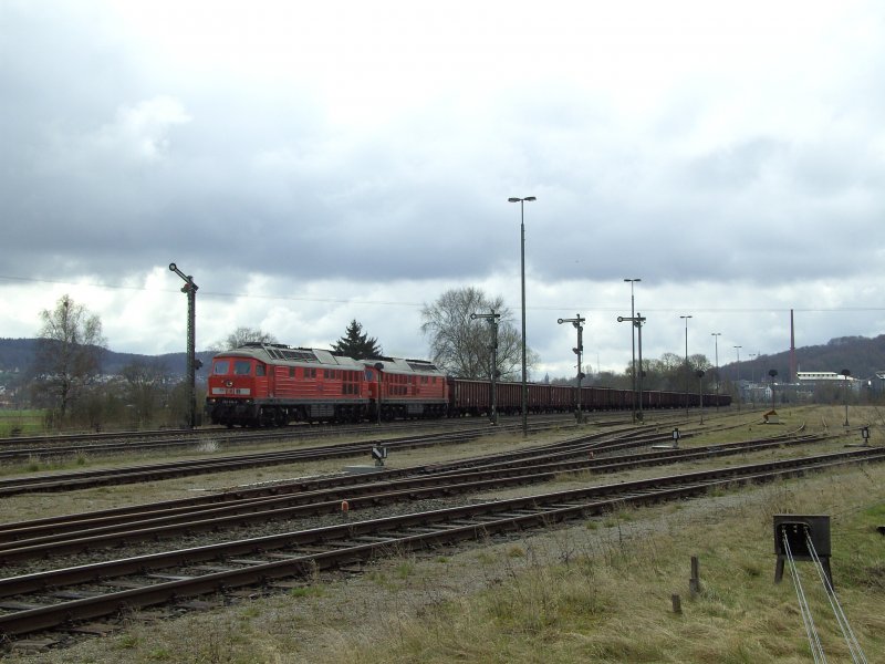 Zwei Ludmillas ziehen am 06.04.2008 einen Ganzzug aus mehreren Ea-Wagen, die mit Kohle beladens ind, durch den ehemaligen Rangierbahnhof Luitpoldhtte.