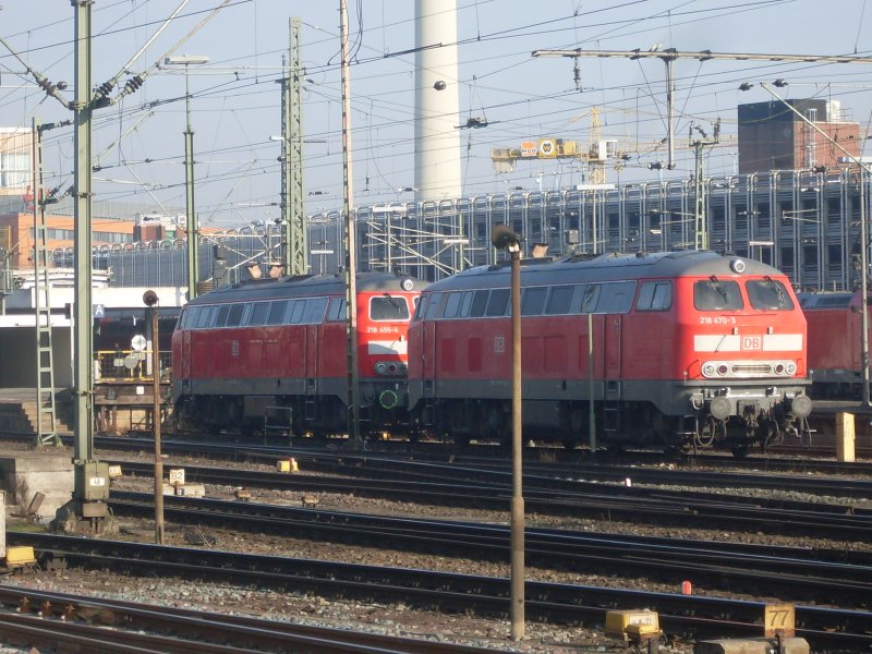 Zwei mal BR 218 stehen in Hannover als Reserve Lok&acute;s bereit