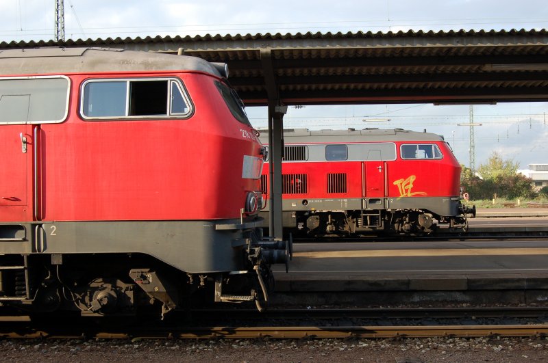 Zwei mal BR 218 in der tief stehenen Abendsonne am 27.10.2006 im Bahnhof Heilbronn. Die eine fhrt ber Sinsheim nach Heidelberg, die andere ist gerade von dort angekommen.  