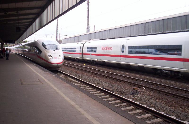 Zwei mal ICE 3 Doppelzug, zweimal die gleiche ICE-Linie! Grade bei der einfahrt ist ICE 613 von Dortmund nach Mnchen ber Duisburg, Kln, Frankfurt, Stuttgart, Ulm und Augsburg. Dahinter ICE 513 aus Mnchen nach Dortmund. Die beiden Zge traffen sich in Essen Hbf am 22.05.2005.