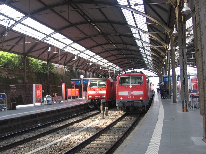 Zwei mal mit Doppelstock in Aachen.......Rechts 111 118 die gerade den RE 9 aus Gieen gebracht hat und links die 146 028 die als Zuglok fr den RE 1 nach Hamm (Westf) abfhrt. Aufgenommen am 12.04.07