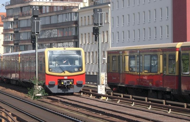 Zwei mal S5. Whrend der linke Zug nach Strausberg gerade den Bahnhof Alexanderplatz erreicht, verlsst ihn der rechte in Richtung Olympiastadion. Berlin Alexanderplatz, 2009-06-16.