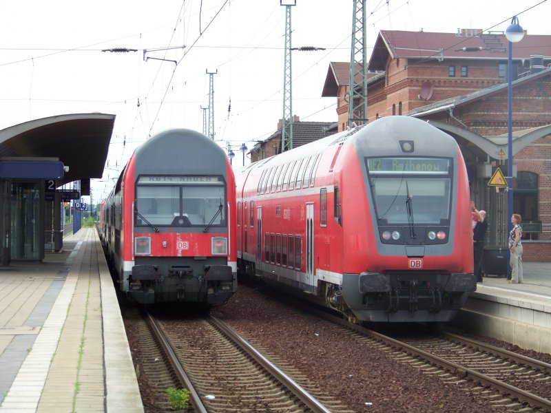 Zwei mal Steuerwagen zu sehen am 06.07.2008 in Lbbenau/Spreewald. Rechts steht der RE2 (RE 38144) von Cottbus nach Rathenow ber Berlin. Links die RB14 (RB 91545) nach Berlin Ostbahnhof ber Knigs Wusterhausen. 