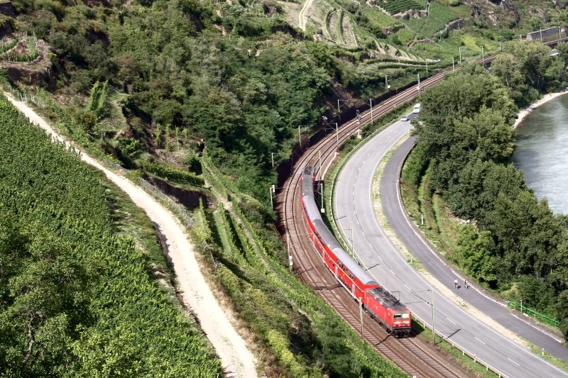 Zwei Maschinen der Baureihe 143 befrdern am 14. August 2008 im Sandwich-Verfahren einen Regionalexpress nach Koblenz. Aufgenommen bei Oberwesel.