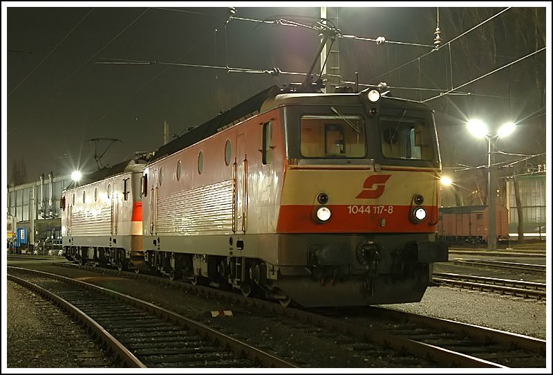 Zwei Maschinen der Reihe 1044 gibt es noch mit Schachbrettdesign. 1044 117 wartete am 12.12.2006 in der Traktion des Grazer Hauptbahnhofes auf ihren nchsten Einsatz.