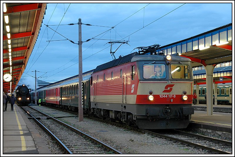 Zwei Maschinen der Reihe 1044 gibt es noch im Schachbrettdesign. Am 6.1.07 bespannte eine davon den  Erlebniszug Donau  von Wien nach Passau Hbf. Die Aufnahme zeigt 1044 117 mit dem E 5914  EZ Donau  am Morgen des 6.1.2007 kurz vor der Abfahrt in Wien Sd. 