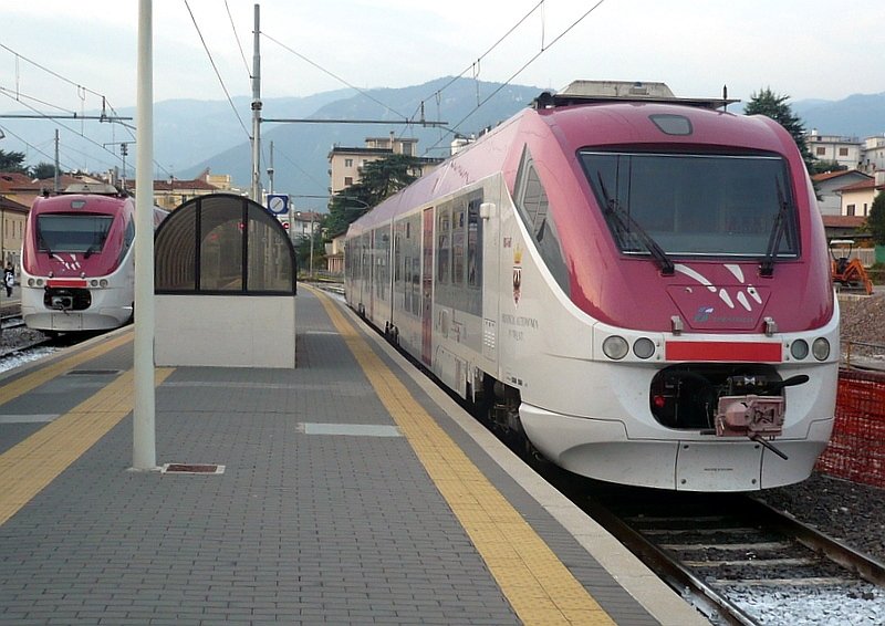 Zwei MD-Tn  Minuetto  am 10.10.2007 in der Endstation Bassano del Grappa, von hier fhrt eine elektrifizierte Strecke nach Padova, ein Triebzug ist am Abend bis dort hin verlngert.