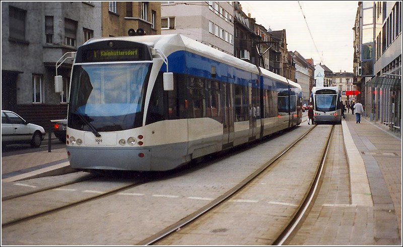 Zwei Mehrsystem-Stadtbahnwagen begegnen sich in der Haltestelle Uhlandstraße in Saarbrücken. 

Scan vom Dia, ca. 1997/98 (M)
