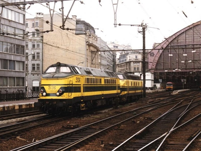 Zwei von meine Belgischen Lieblingsloks, die Dieselloks der Baureihen 51 und 62. Hier fahrt ein Lokzug bestehende aus die 5136 und 6261 vorbei auf Antwerpen Hauptbahnhof am 3-5-1998. Bild und scan: Date Jan de Vries.