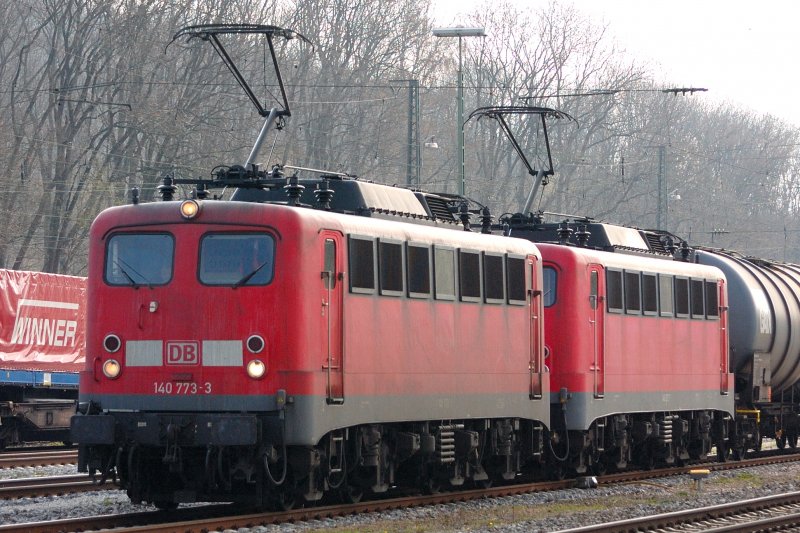 Zwei mit Einholmstromabnehmern modernisierte 140er vor einem Tankwagenzug auf der berleitung von der KBS 980 zur KBS 995 Neuoffingen - Donauwrth - Regensburg.