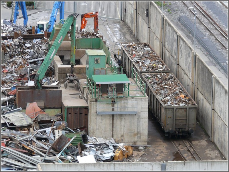 Zwei mit Schrott beladene Eaos stehen bei A&M Recycling bereit zum Abholen, (18.05.2008)