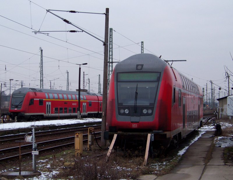 Zwei moderne Doppelstocksteuerwagen im indirekten Vergleich. Unterschiede: Der linke Steuerwagen darf nur mit 140 Km/h fahren, wobei der rechte mit 160 Km/h heien darf. Auerdem ist der rechte ein reiner 2.Klasse Wagen, wobei der linke im Obergeschoss eine 1.Klasse mitsichfhrt. Cottbus den 02.02.2009