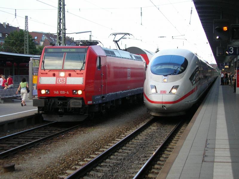 Zwei nach Basel: 146-109 mit RE Offenburg - Basel SBB und ICE3 Dortmund/Kln - Basel SBB. Aufgenommen am 5.9.05 im Freiburger Hauptbahnhof.