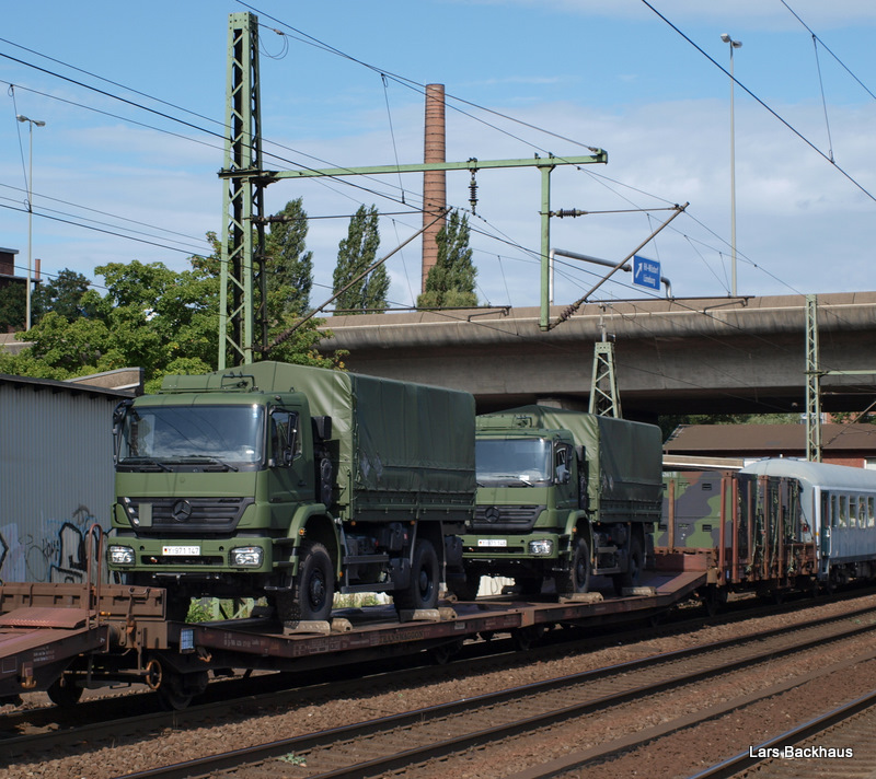 Zwei nagelneu aussehende Transportfahrzeuge lassen sich am 29.08.09 auf Flachwagen durch die Gegend kutschieren.