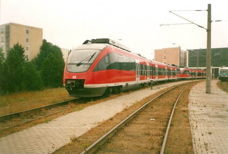 Zwei neue TALENT-Triebwagen der Baureihe 644 im  Juli 1999 in Neustrelitz. 