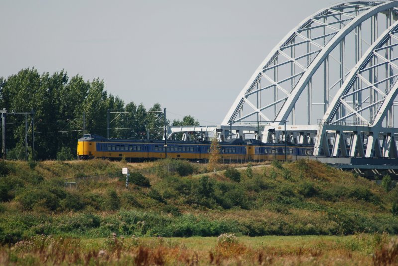 Zwei noch nicht renovierte ICM's (4000-er) berqueren die brcke ber das Amsterdam-Rijnkanaal in der nahe von Weesp am 24/08/09


 