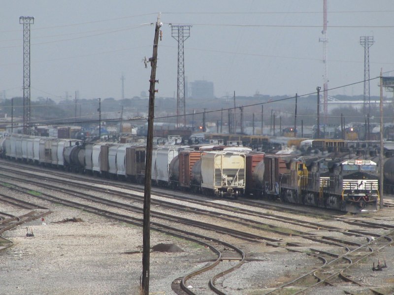 Zwei Norfolk Southern Loks und eine Union Pacific Loks mit einem Gterzug am 4.2.2008 auf einem Ranigerbahnhof in Houston (Texas).