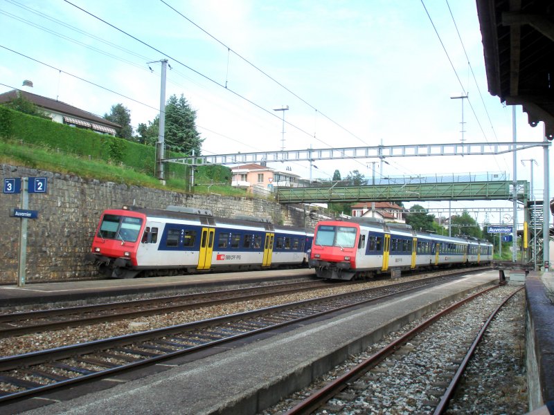Zwei NPZ machen einen kurzen Halt in Auvernier am 26.08.2007. Links der Regio nach Buttes, rechts Regio aus Georgier-ST.Aubin nach Neuchtel.