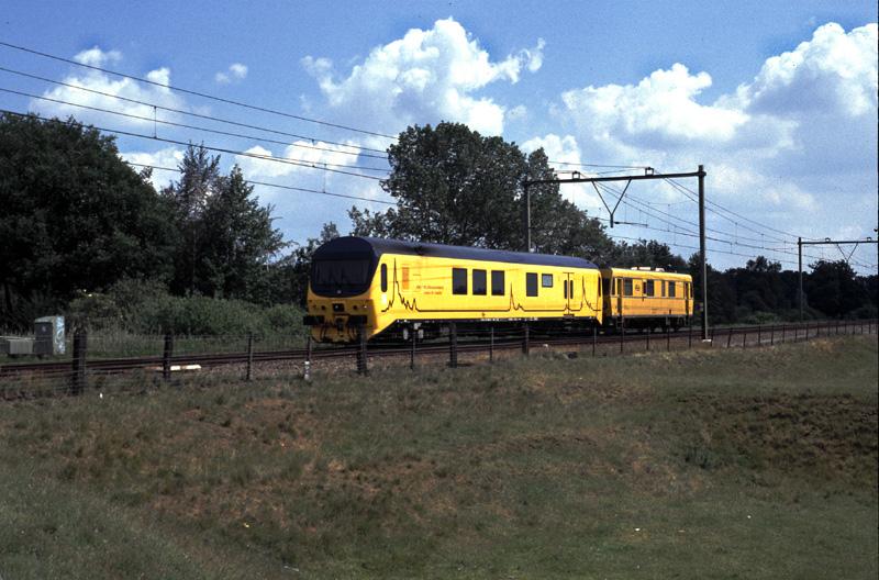 Zwei NS Ultraschallfahrzeuge (Vor 91 84 97 81007-0) unterwegs zwischen Arnheim und Utrecht bei Veenendaal.31.05.2000.