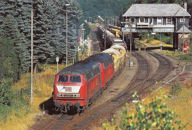 Zwei Oberhausener 216 waren ntig, um den Schotterzug von Brgge nach Hagen aus dem Brgger Bahnhof herauszuschleppen. Das Brgger Fahrdienstleiterstellwerk im Hintergrund zeugt von Zeiten, als Brgge ein groer Nebenbahnknoten war.