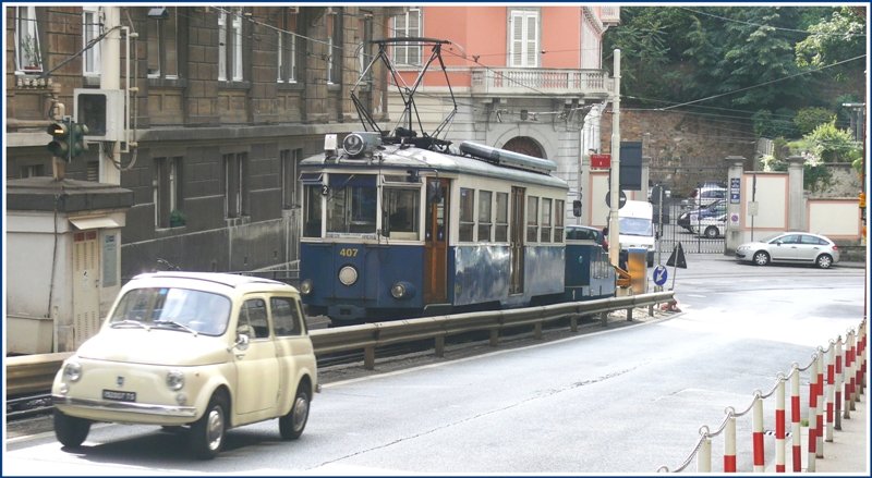 Zwei Oldtimer auf einen Schlag an der Piazza Scorcola. Tram 407 ist soeben von Villa Opicina heruntergekommen. (07.06.2009)