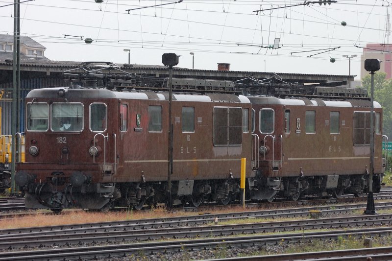 Zwei  Oldtimer  (Baujahr 1964) in Basel-Bad. Re 4/4 181 und Re 4/4 182 der BLS noch abgerstet im Gleisvorfeld der Abstellgruppe. (12.08.2008)