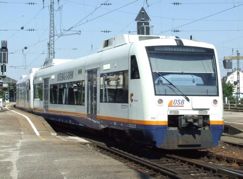 Zwei OSB Triebwagen werden in Offenburg Hbf zur Abfahrt nach Strasbourg aufgestellt (25.08.2007)