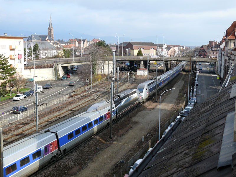 Zwei POS-Einheiten als TGV 9210 Zrich - Paris bei Durchfahrt durch Colmar in Richtung Strasbourg; der Triebkopf des zweiten POS trgt eine Werbung; 26.03.2009
