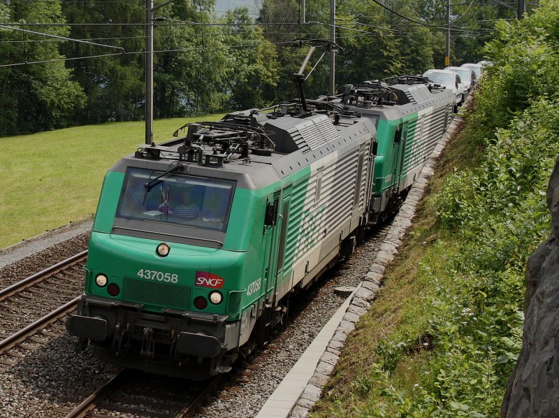 Zwei Prima Loks mit einem Autotransport Zug am 01.07.2009 bei der Durchfahrt in Unterterzen. 