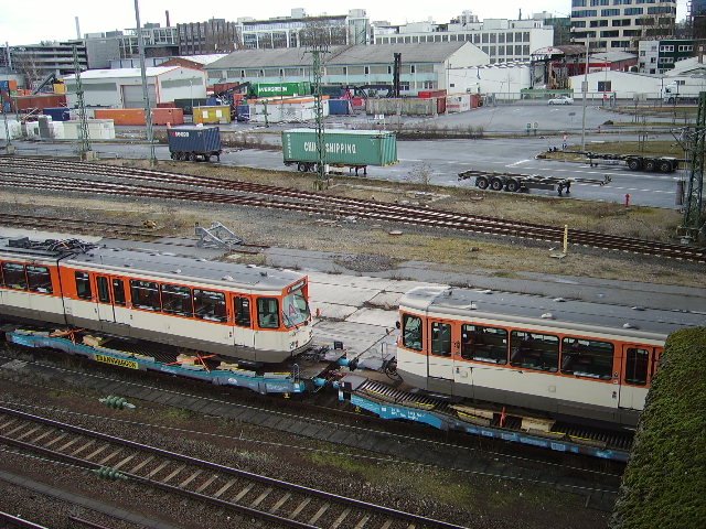 Zwei PT Wagen in Frankfurt am Main Ost Gbf auf flachen Transwaggon Wagen verladen.