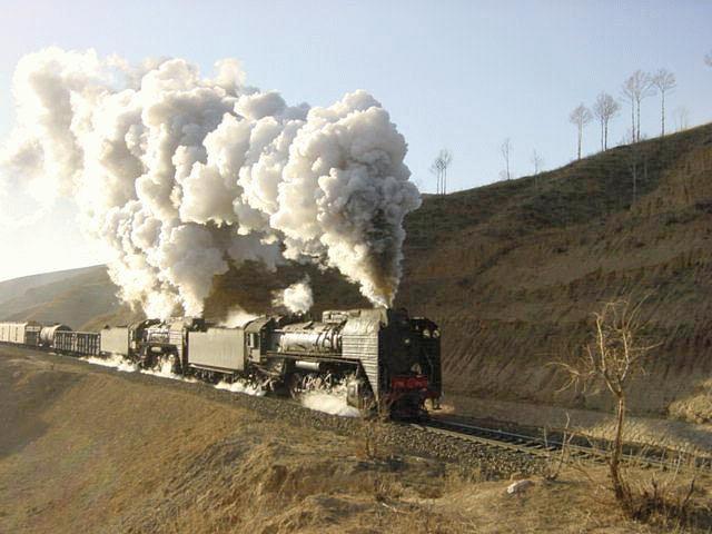 Zwei QJ vor Gterzug auf Bergfahrt, Jingpeng-Pass Westrampe, Januar 2002 - Die QJ ist die grte in China gebaute Dampflok, wurde seit 1956 in Datong gefertigt.