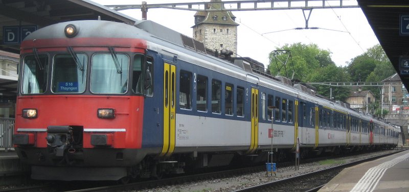 Zwei RABDe 510 stehen in Schaffhausen am 14. August 2008 auf Gleis 2 als  S 16 Thayngen  zur Abfahrt bereit.