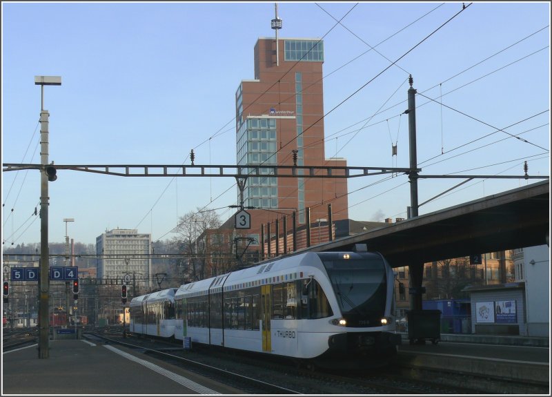 Zwei RABe 526 (GTW 2/6) vor dem Hochhaus der Winterthur Versicherung in Winterthur. (15.01.2008)