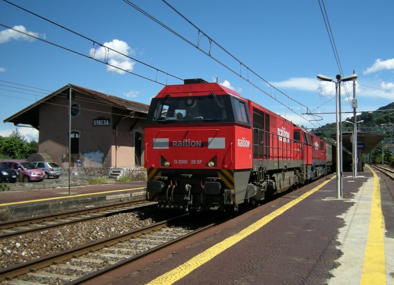 Zwei RailioN G 2000 donnern mit einem langen Containerzug Richtung Norden. 
Stresa, den 13. Juni 2008