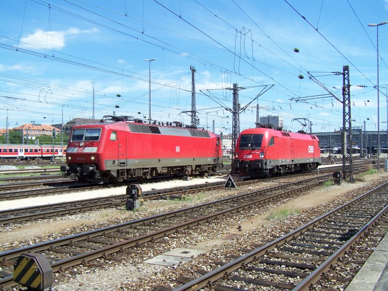 Zwei Rangierfahrten in Bahnhof Mnchen Hbf, links Br.120 156-5 und rechts, Br.1116 268-2. Aufgenommen am 15.August 2007 im Gleisvorfeld des Bahnhofes Mnchen.