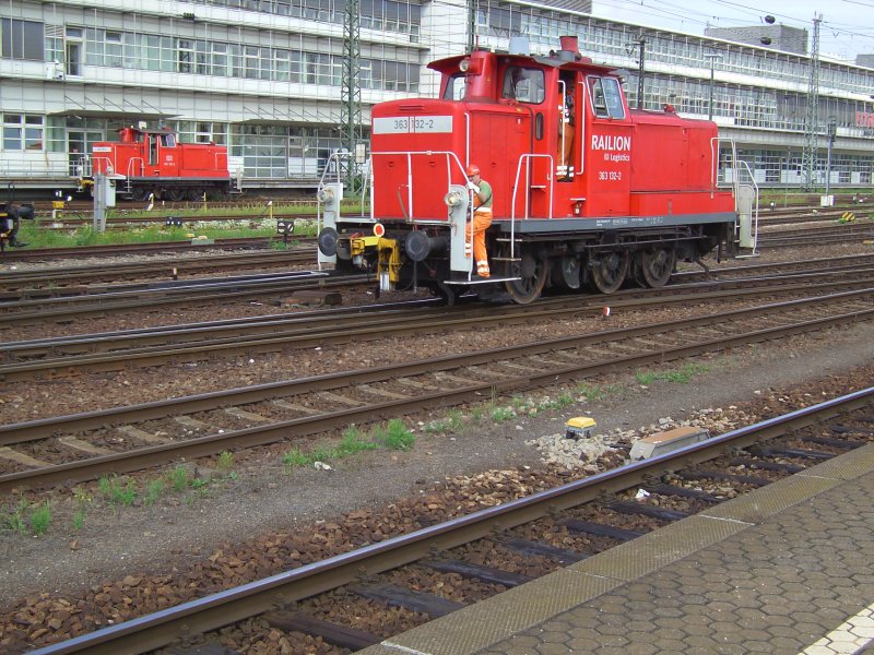 Zwei Rangirloks der Reihe V 60 in Regensburg HBF am 14.08.2007 die vordere hat die Betribsnumer 363 132-2